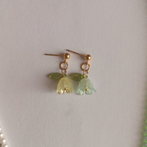 Jewelry set new with white and light green beads necklace and earrings