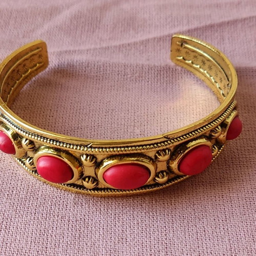 Steel bracelet with red stones new, gold tone