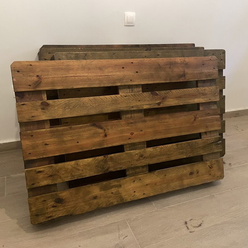Wooden Palettes varnished, excellent quality, like new