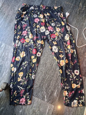Floral pants used with elastic waist, size M