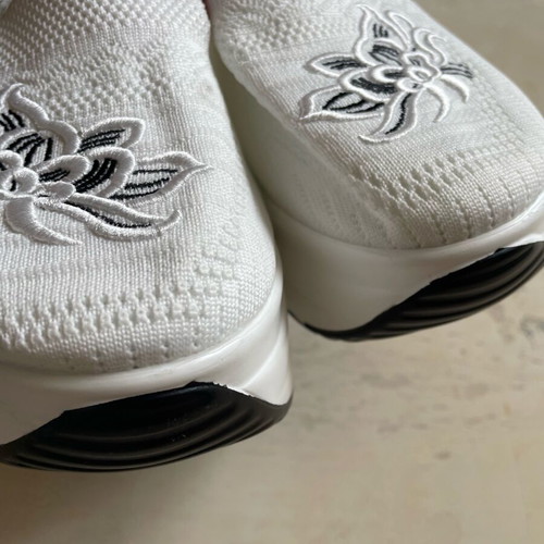 Chunky sneakers with embroidery like new, soft insole