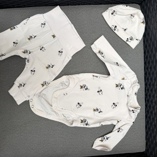 Long-sleeve baby bodysuits 0-1M & 0-3M