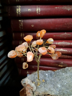 Tree with stone leaves used, on amethyst with gold-plated wire