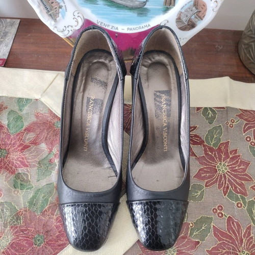 Leather Italian elegant women's pumps like new, black