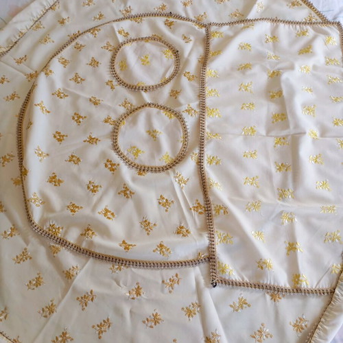 Table linens used, round tablecloth and rectangular runner