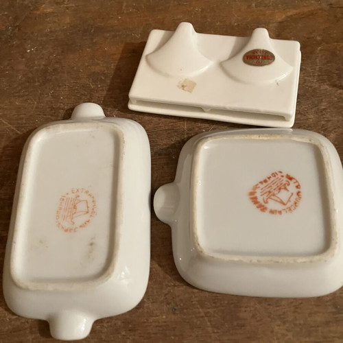 Small porcelain items, two ashtrays and one frame, made in Japan