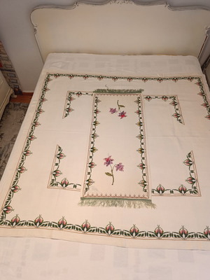 Embroidered tablecloth and runner set like new