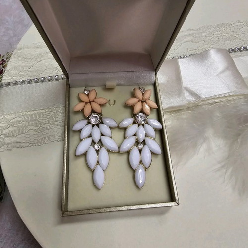Earrings white and pink