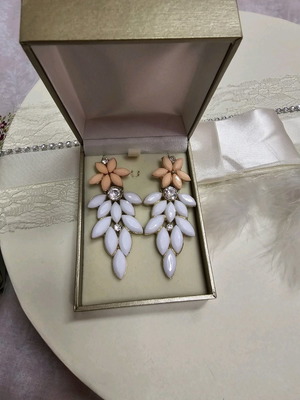 Earrings white and pink