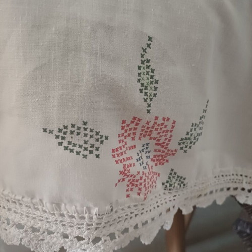 Tablecloth with hand-crocheted embroidered border new