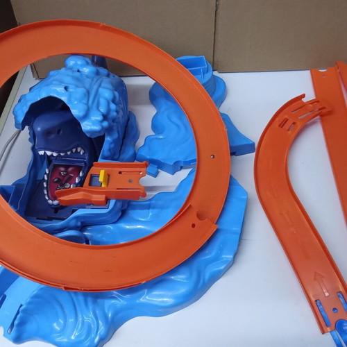 Hot Wheels Ultimate Garage 2015 track pieces and shark