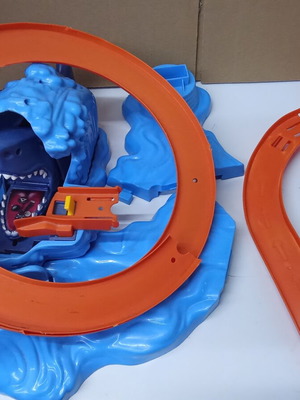 Hot Wheels Ultimate Garage 2015 track pieces and shark