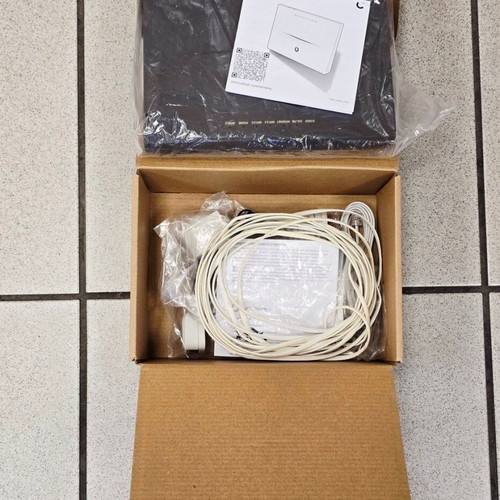 Vodafone H300s router with accessories in box