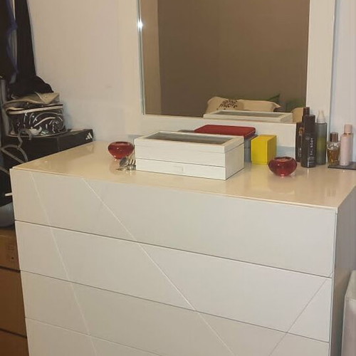 Set of white glossy lacquer drawer chest with mirror and bedside table