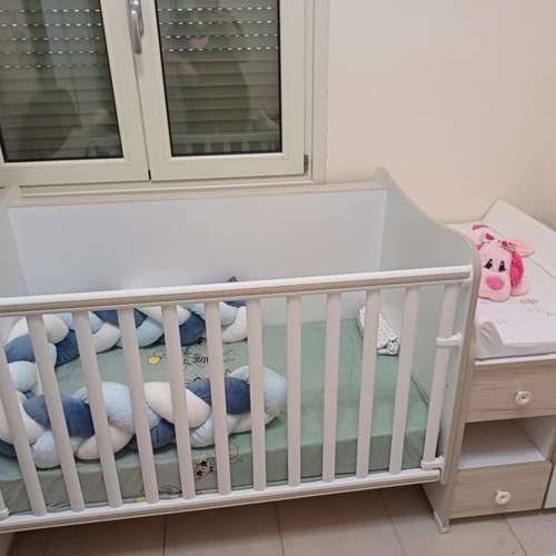 Baby crib like new with integrated changing table and storage space