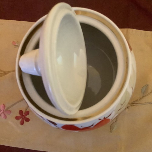 Porcelain set of two pieces with teapot and sugar bowl