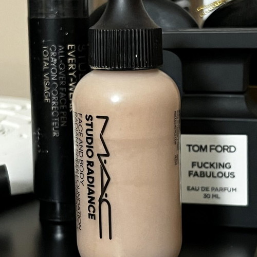 Mac Studio Radiance Make Up N2 like new