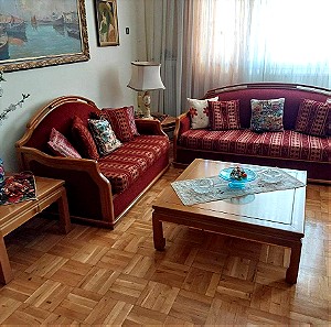 Σετ σαλονιού πολύ καλής ποιότητας: Τριθέσιος καναπές, διθέσιος καναπές με μηχανισμό κρεβατιού, μονή πολυθρόνα, κεντρικό τραπέζι και δύο βοηθητικά τραπεζάκια