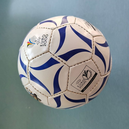 Euro 2000 Nestlé Collectible Soccer Ball like new, authentic