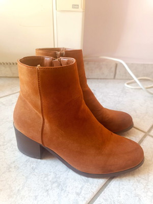 Jenny Fairy brown suede ankle boots with low heel