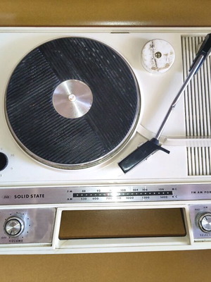 Sharp radio turntable used, vintage, missing needle and power supply