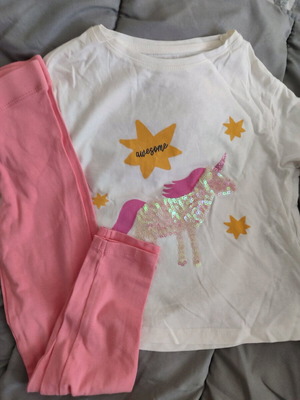 Girls' clothing set like new, 2 long-sleeve tops and 2 leggings, age 4