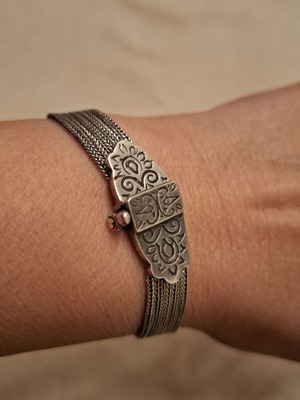 Silver 925 bracelet like new with chains and secure clasp