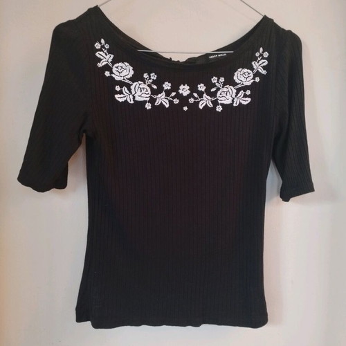Short-sleeve blouse used with white flowers, size S