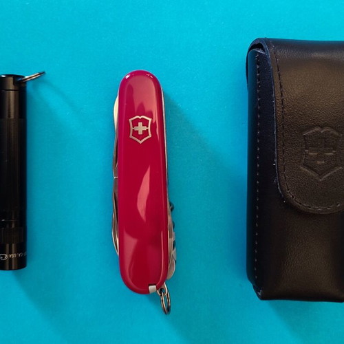 Victorinox Huntsman Swiss pocket knife set with Mag Lite flashlight and compass case new