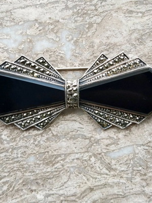 Silver brooch like new, 8 cm length, 22 grams, black and silver