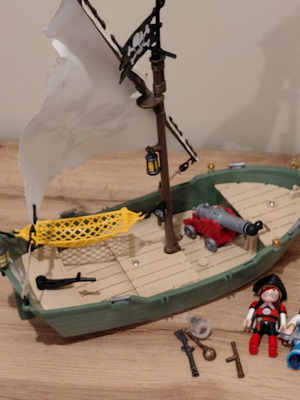 Playmobil pirate ship used, includes shown items