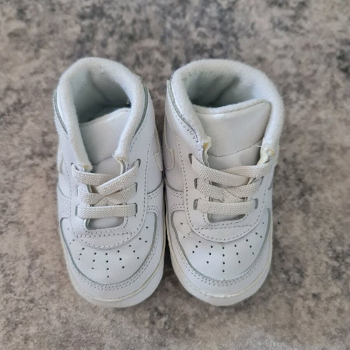 Nike baby shoes white 19.5 like new