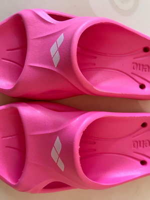 Arena pool sandals size 28 like new, narrow fit