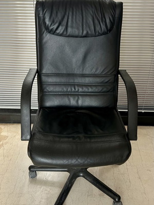 Office chair black leatherette like new with armrests and adjustable height
