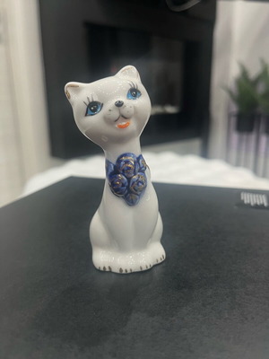 Ceramic cat miniature like new