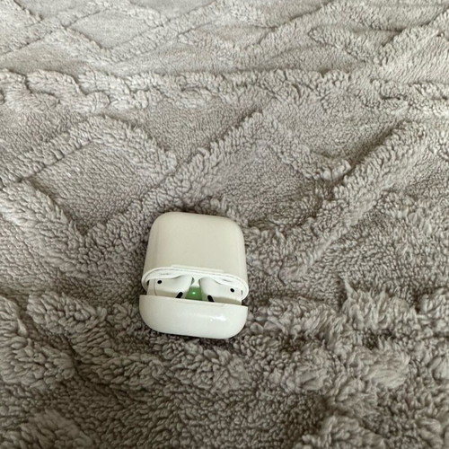 AirPods gen 1 like new with charging cable