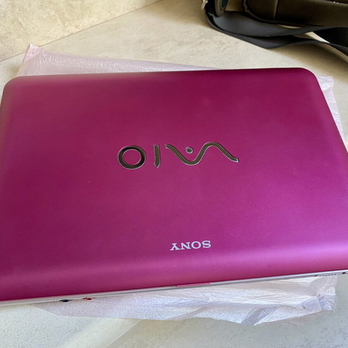 Sony VAIO Netbook VPCM12M1E new, pink/fuchsia with premium carrying case