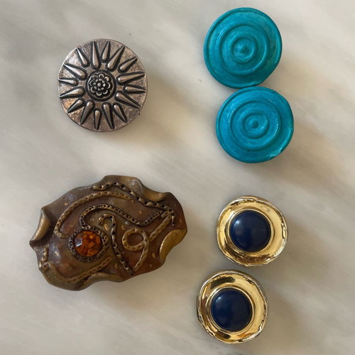 Vintage jewelry set like new, two pairs of clip earrings and two brooches