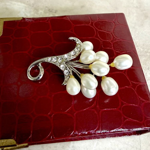 Brooch with 9 natural freshwater pearls and Swarovski crystals new