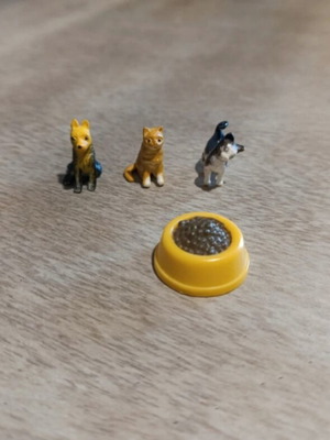 Schleich small animal figures set of 3 with food bowl like new