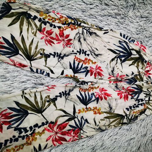 Floral capri pants like new, multicolored, ideal for summer