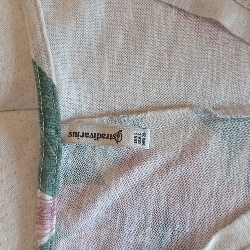 Stradivarius women's t-shirt size S like new, floral pattern