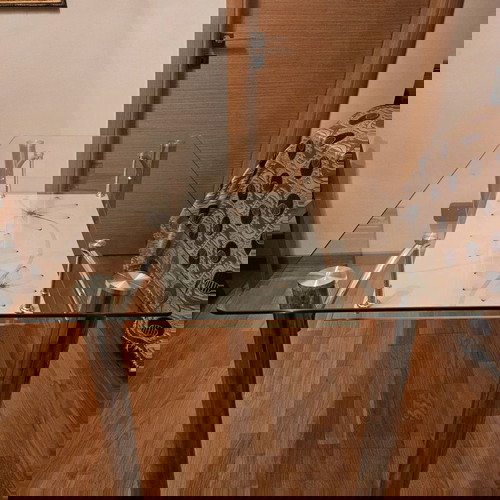 Γυάλινη τραπεζαρία σαν καινούργια με μεταλλικά πόδια και διακοσμητικό ράφι