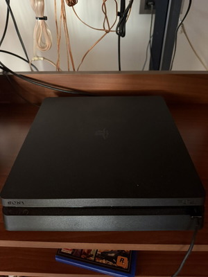 PlayStation 4 Slim 1TB конзола с 2 контролера и 4 игри
