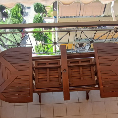 Keuring wooden outdoor set like new, 1 table and 4 folding chairs