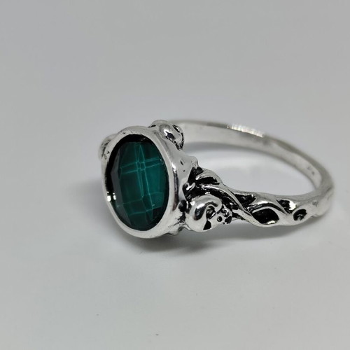 Jack Sparrow ring like new with green stone and skull details