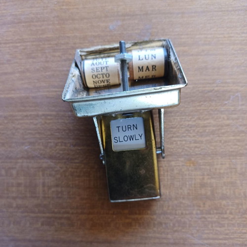 Vintage perpetual flip calendar used, desktop rolodex with French day and month dial