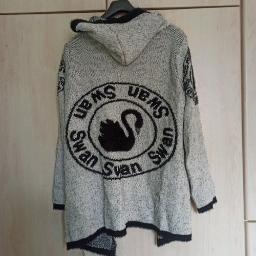 Women's cardigan like new, black and white with two pockets