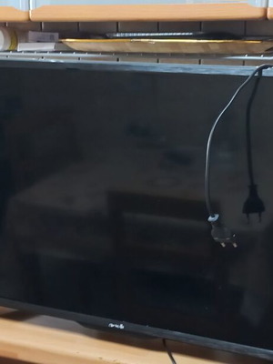 Arielli 32 inches LED TV and computer monitor like new