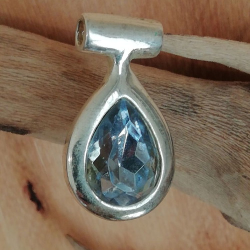 Charm solitaire necklace with blue semi-precious stone new